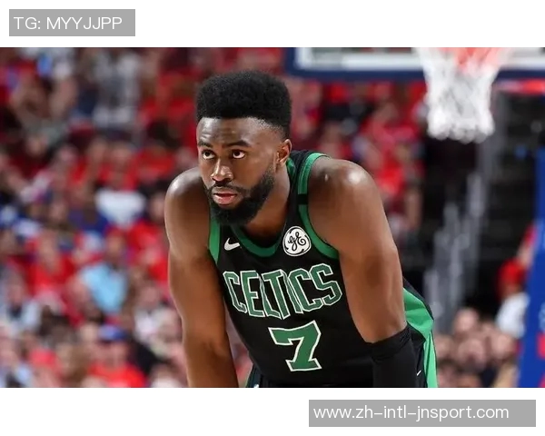 杰伦布朗半场状态低迷14投仅3中仅得7分6板3助失误2次表现不佳